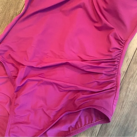 Lands’ End • Cranberry Underwire Bust One Piece Swimsuit • Size 6 • Like new! - Picture 2 of 6